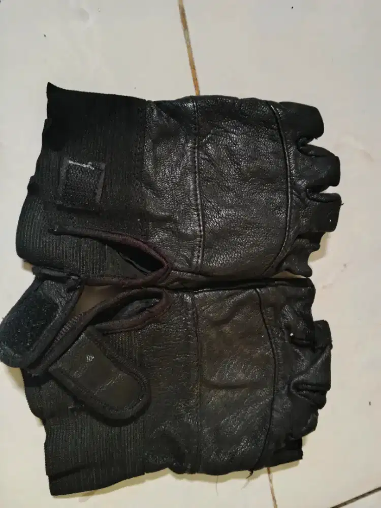 misi mau jual sarung tangan motor bahan kulit siz M msh bgus lok priok