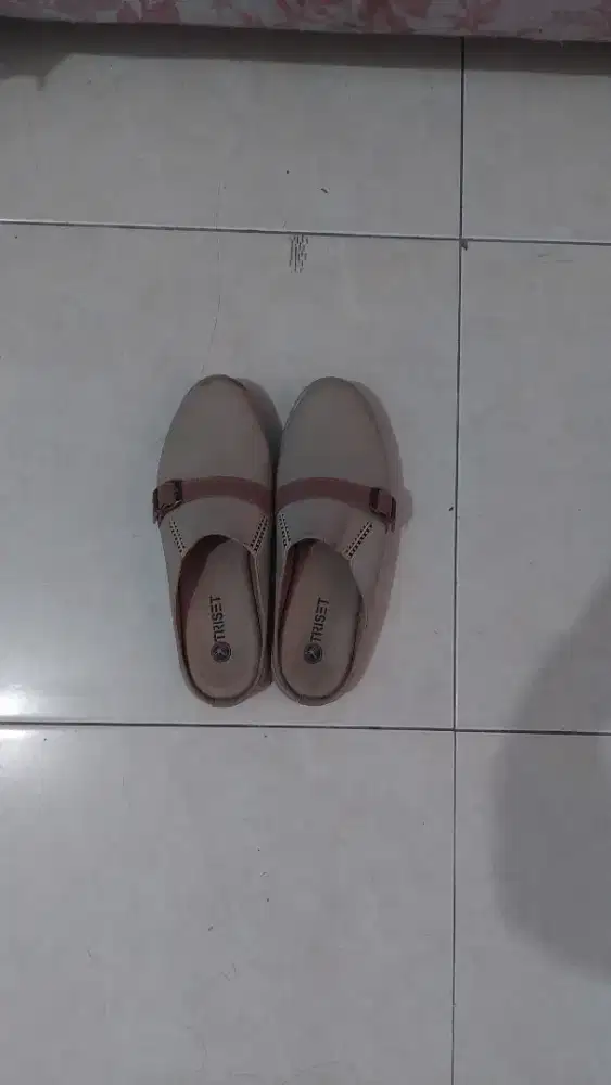 Sepatu sandal triset