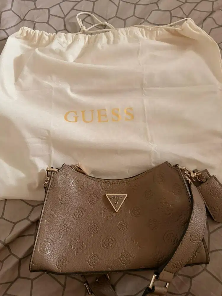 Di Jual CRESIDIA TOP ZIP SHOULDER BAG GUESS