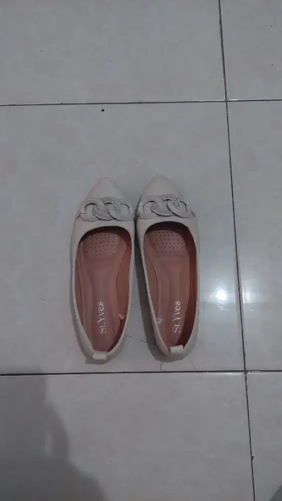 Sepatu St. Yves