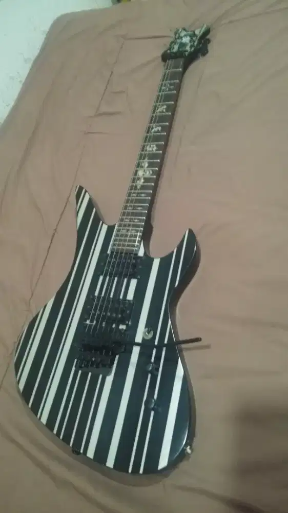 Gitar listrik Schecter diamond series up down mulus jarang main lagi