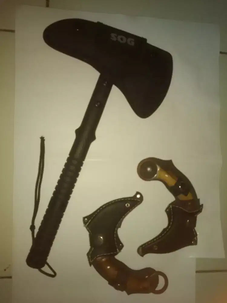Karambit dan kapak SOG