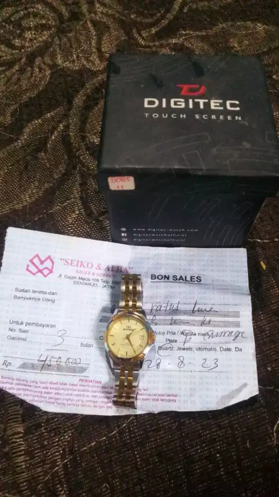 Jam tangan dan cewek jual butuh uang bangett