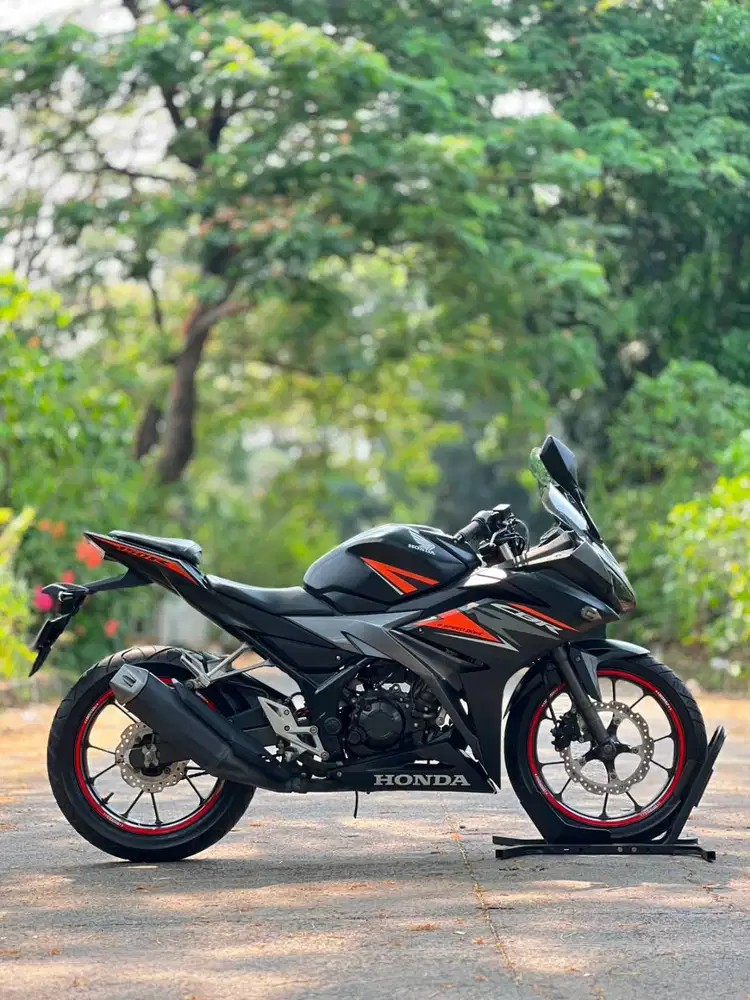 HONDA CBR 150R OLD 2019 GREY KM LOW PAJAK PANJANG KAYAK BARU