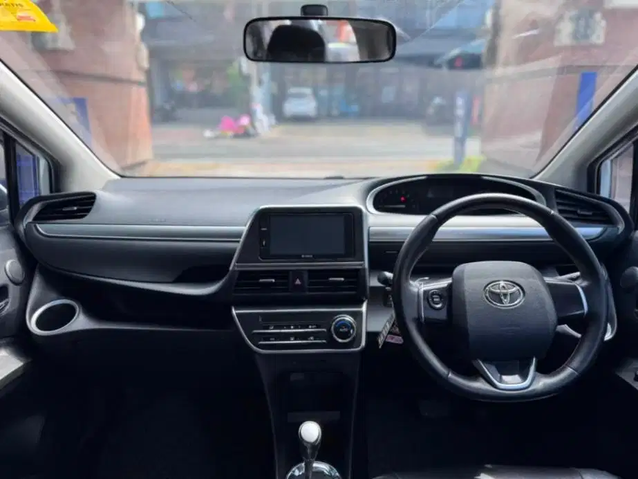 Toyota Sienta 1.5 V Bensin AT 2016 Putih (GV)