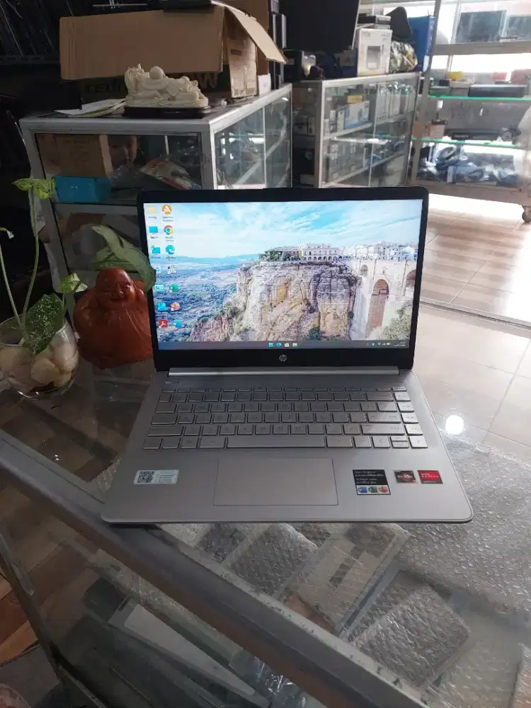 Laptop HP ryzen 3. 8Gb. 256Gb Atiradeon. gaming + design mulus mantap