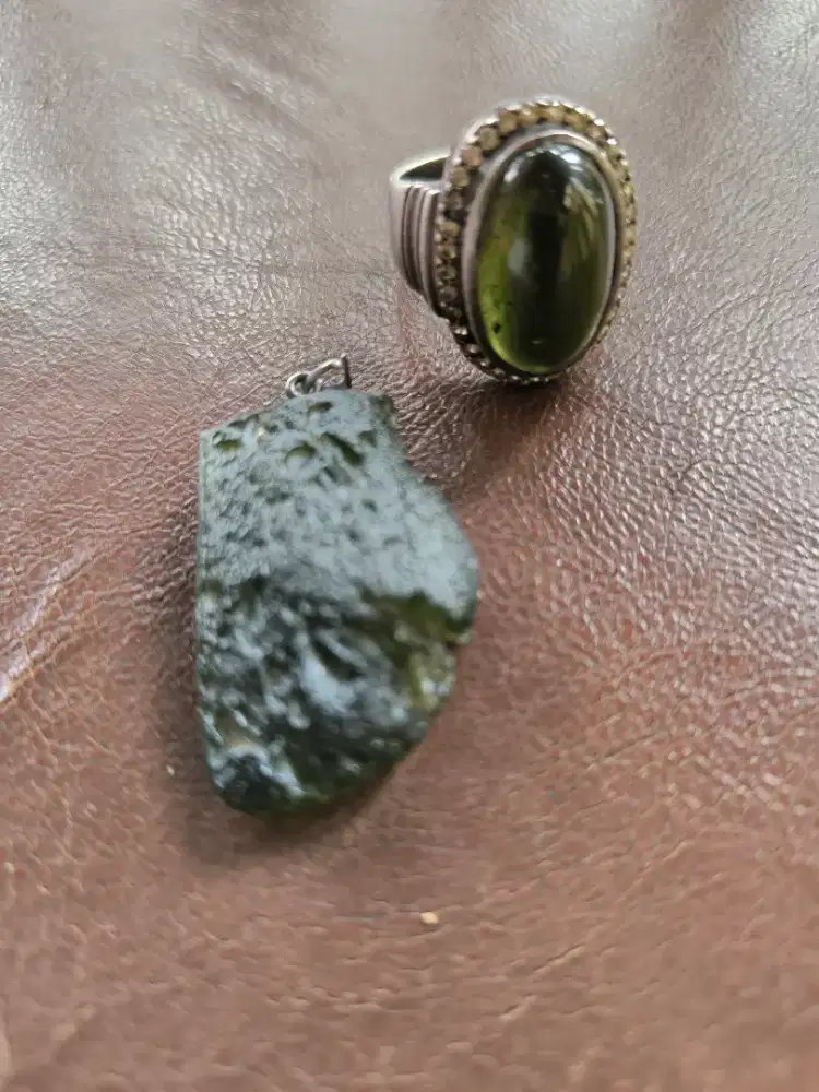 Batu Moldavite asli Cheko sepasang kalung dan cincin