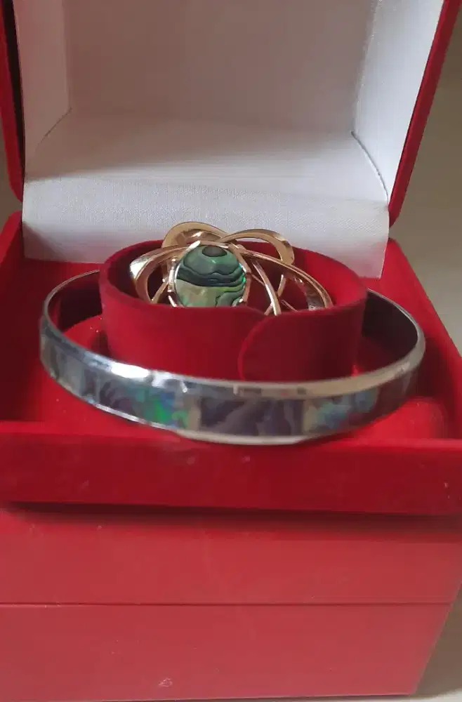 Gelang dan bros dari kerang