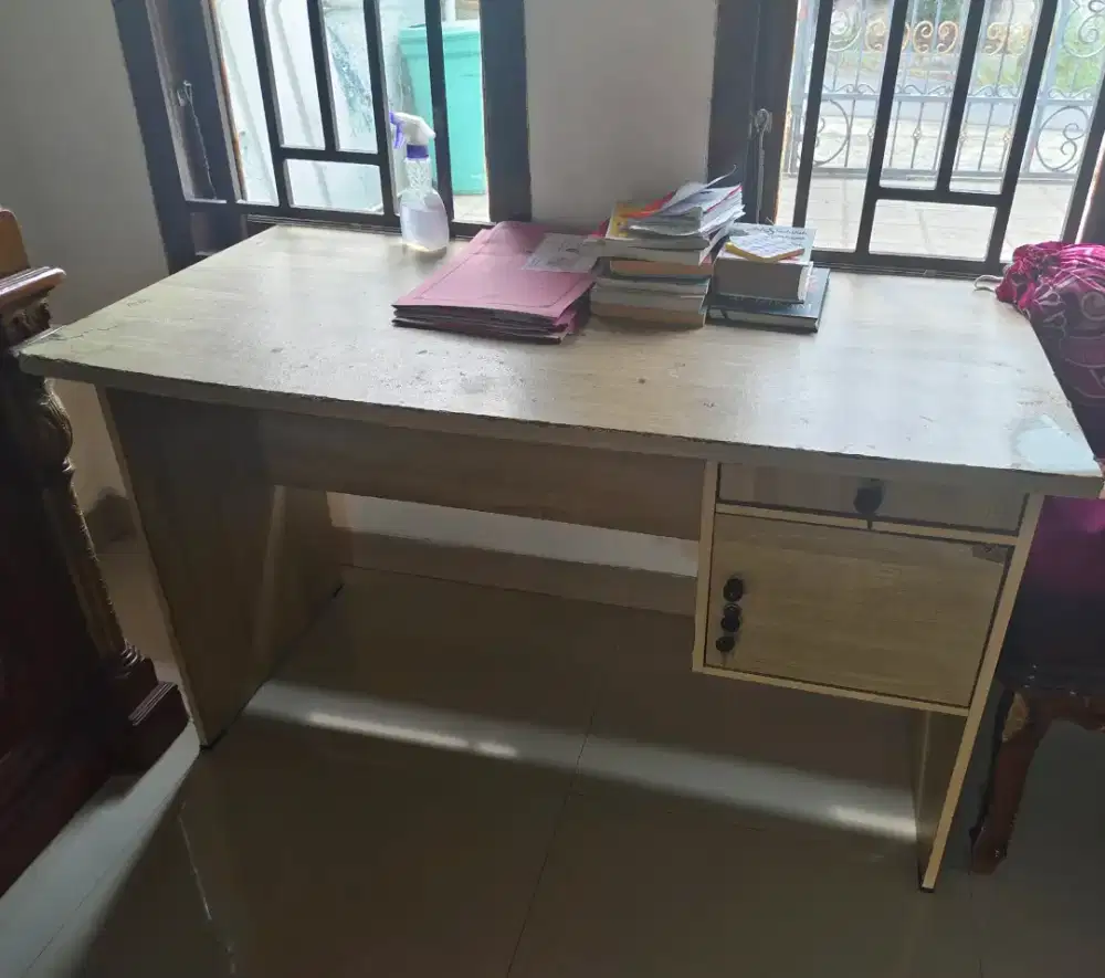 Meja kantor 1 laci