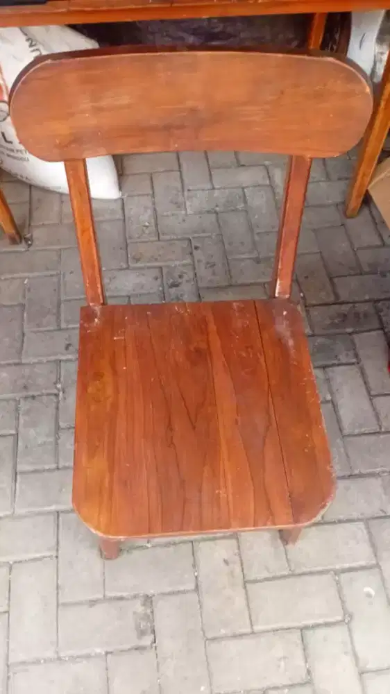 kursi dan meja untuk rumah makan