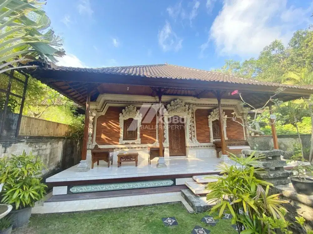 KBP0719  This villa has a Balinese house design with a 1-storey building.
