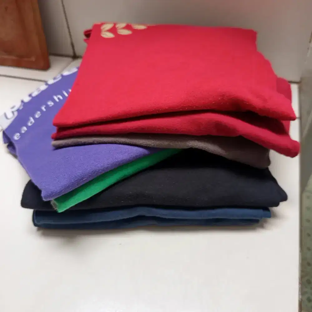 T-Shirt ukuran S ada 8 pcs