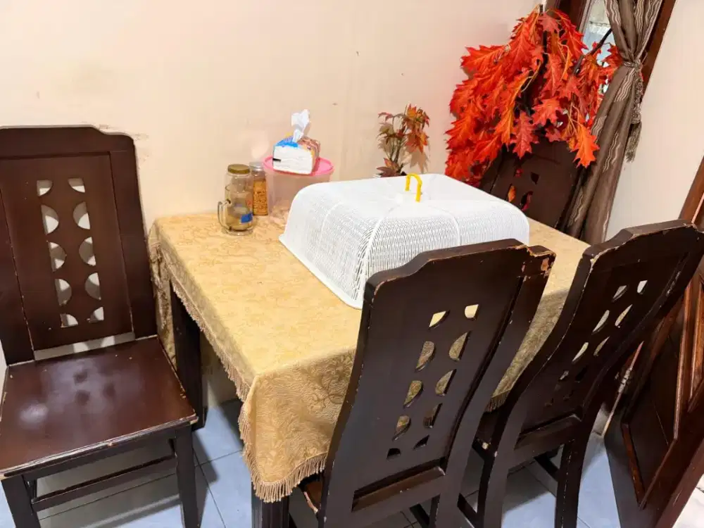 Meja Makan Kondisi Mulus
