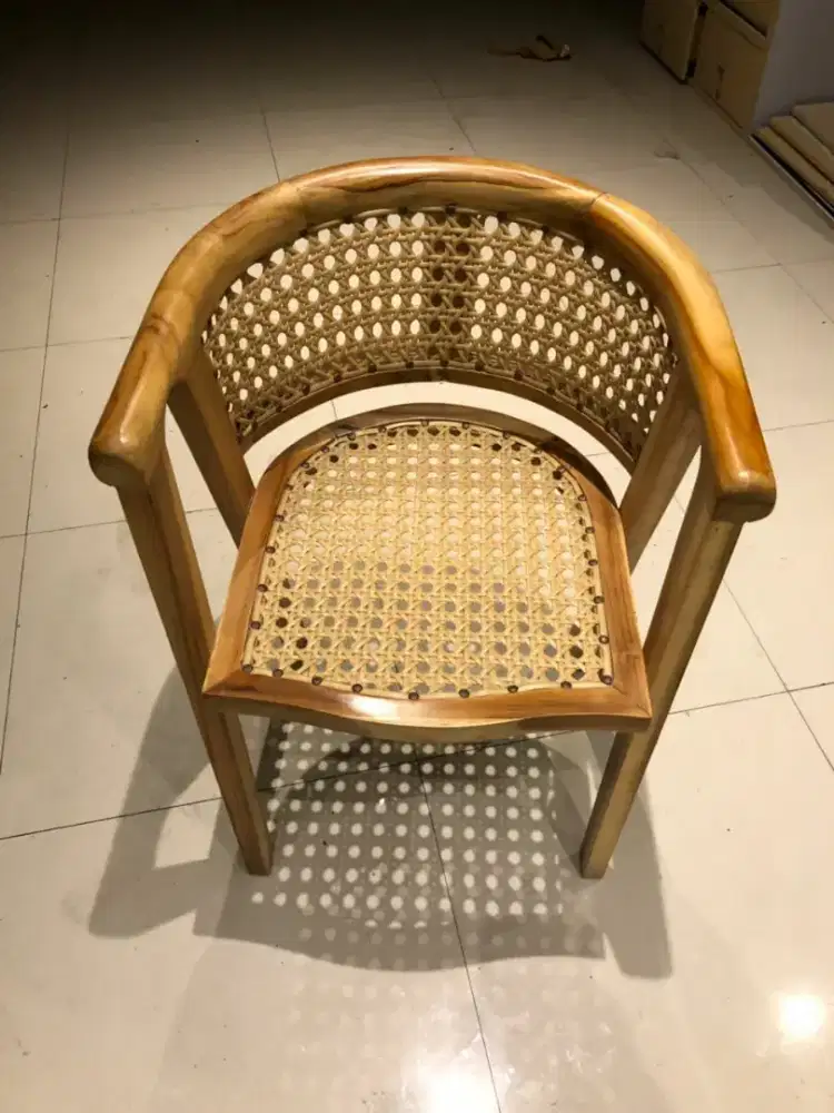 Kursi kayu rotan