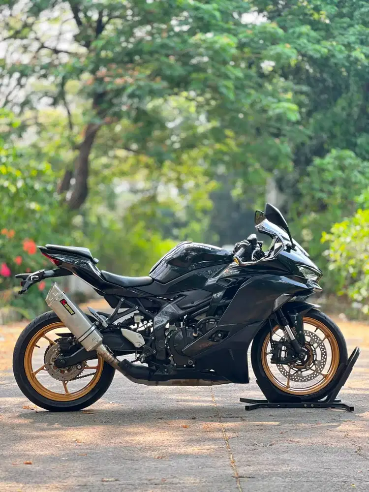 KAWASAKI ZX25R TFT HITAM 2024 KM 6K PAJAK HIDUP SIAP TOURING