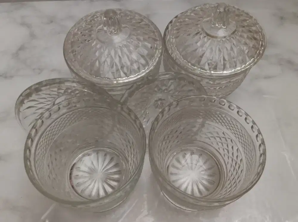 Toples kaca timbul kristal dengan tutup
