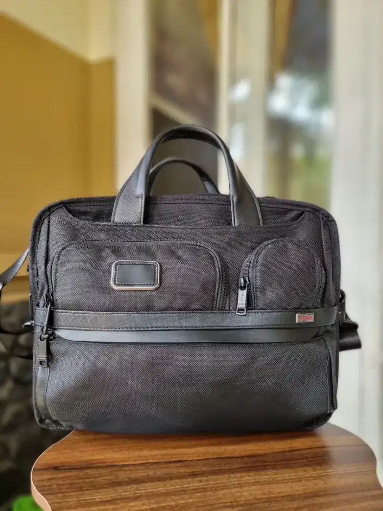 Tas kerja buat laptop aman TUMI