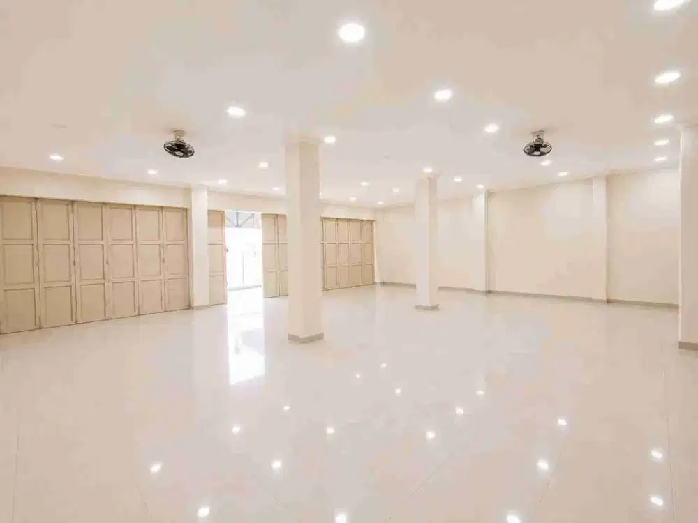 Disewakan Ruko KH Agus salim, kota bekasi Jawa Barat

Jarak AZKO Summarecon Mall Bekasi : 2,5 km

Bangunan Ruko :
3 Unit 3 lantai

Ukuran : 
ruko sebelah kanan  : 4,3 x 21 m
Ruko kiri 4,3 x 13,2 m
Ruko tengah : 4,3 x 13,2 m

Harga Sewa All : Rp 600 juta/