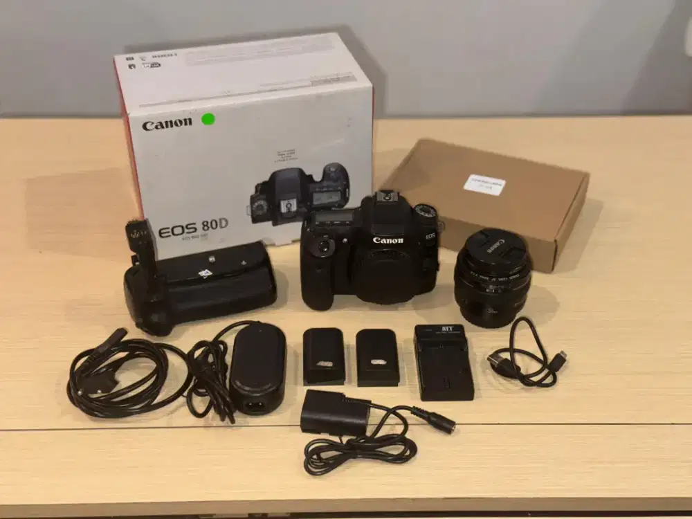 Canon 80D + lensa+ accessoris
