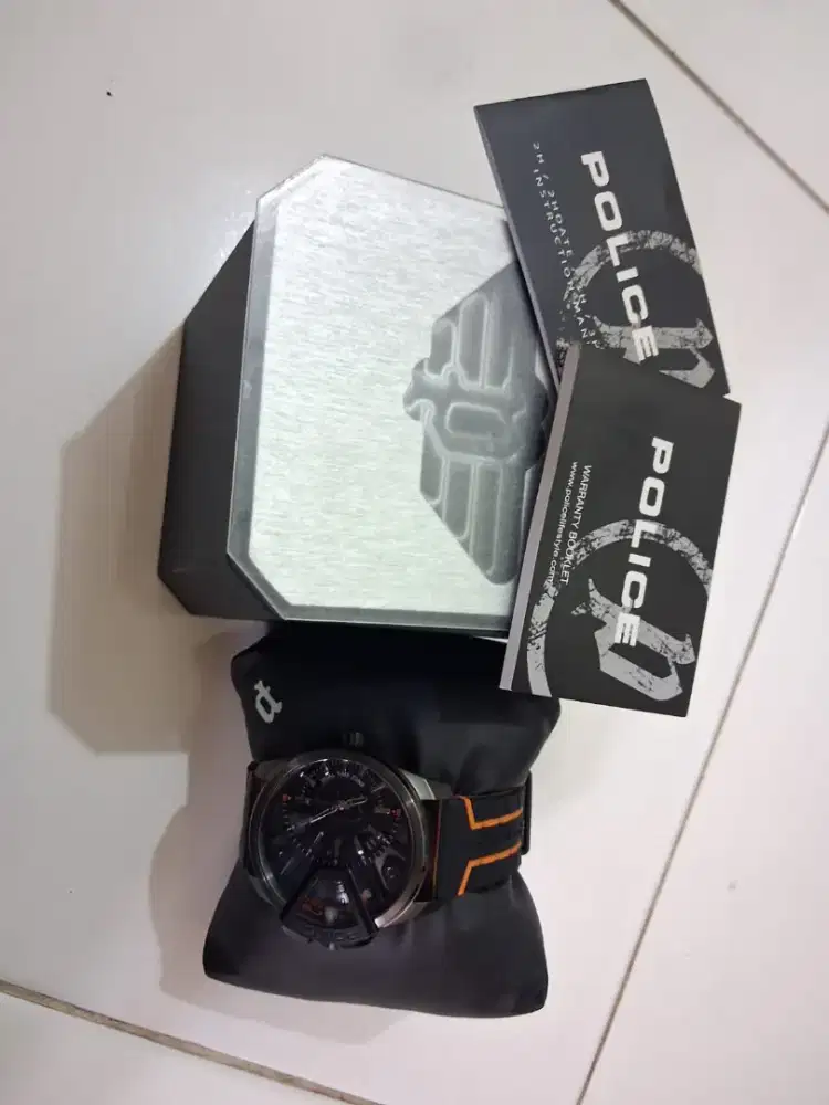 Jam tangan police