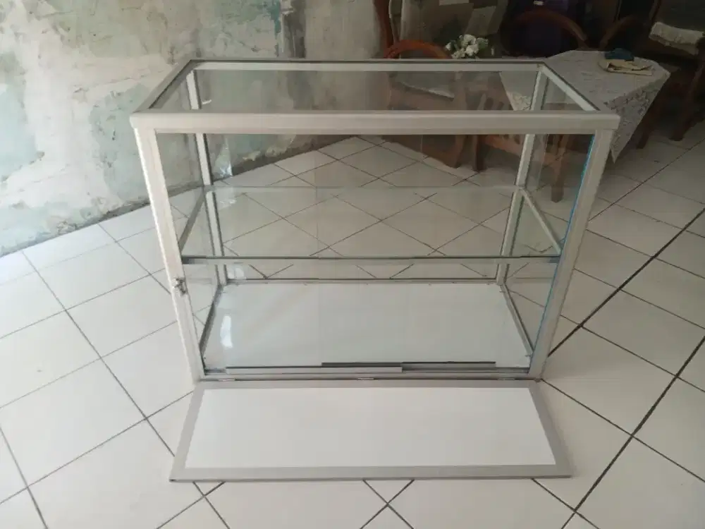 Etalase kaca mulus like new