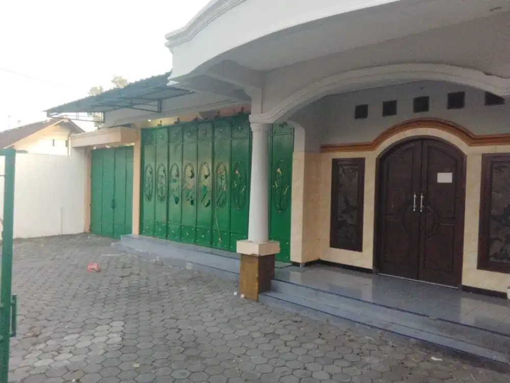 Rumah Komersial dengan Showroom dan Gudang – Ideal untuk Berbagai Jenis Usaha