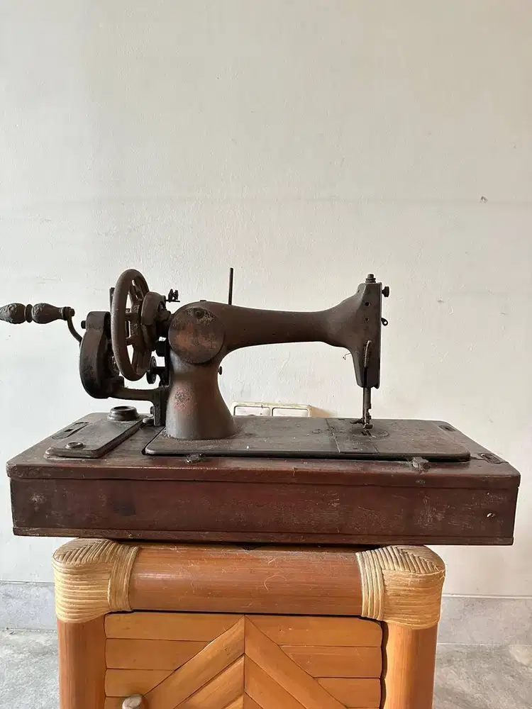 Mesin Jahit Kuno Manual
