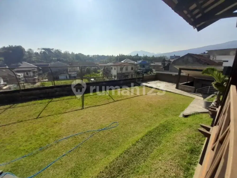 Rumah Villa Halaman Luas di Area Kota Lembang Bandung