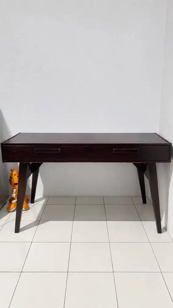 Meja TV kayu kokoh
