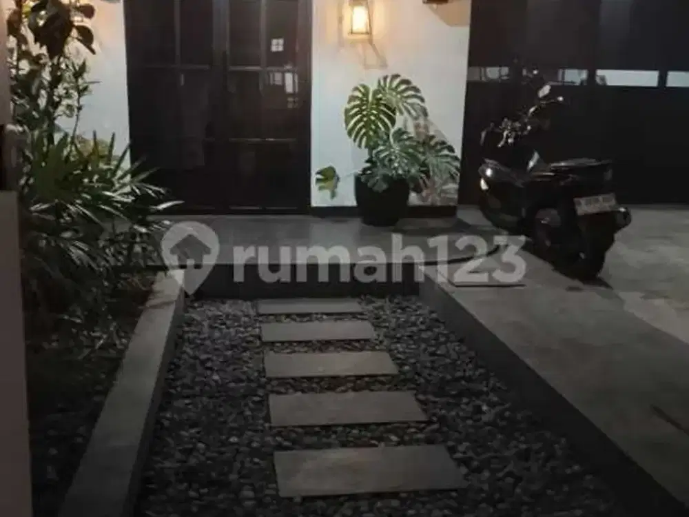 Rumah di Area Sayap Riau Kota Bandung, Cocok untuk Kantor Dll