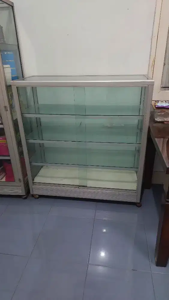 Dijual etalase kaca sleding