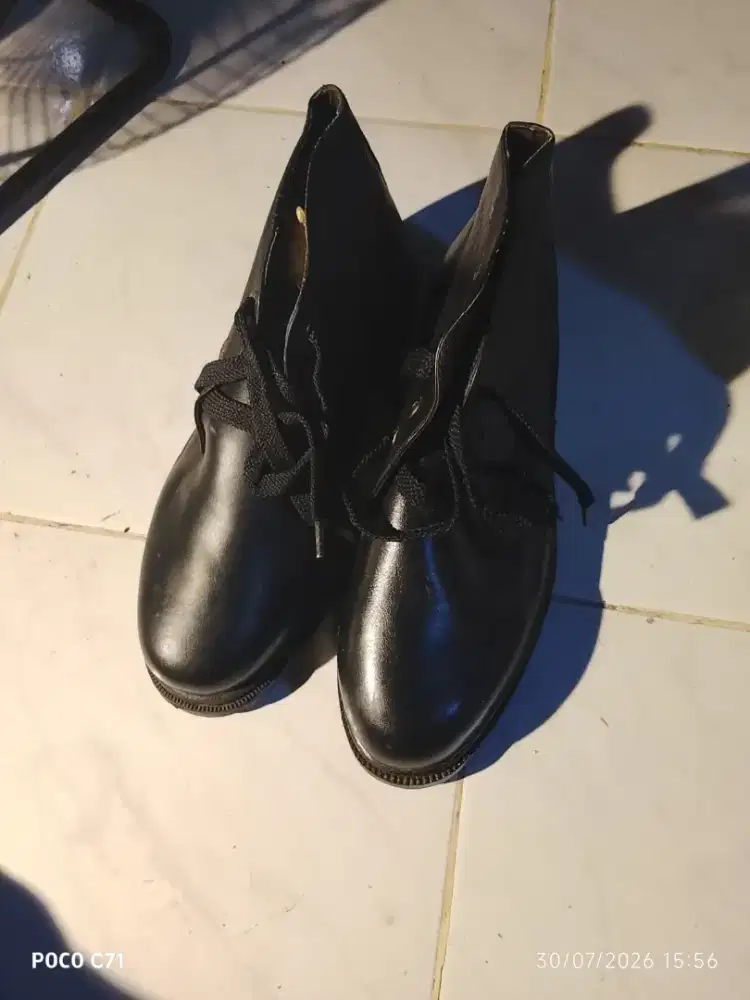 Sepatu pantopel abri