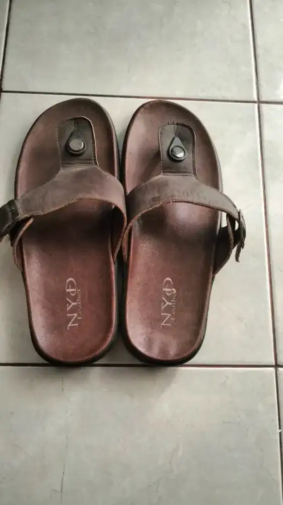 Sendal kulit ukuran 40