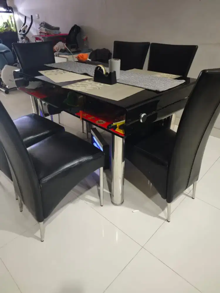 Meja makan informa