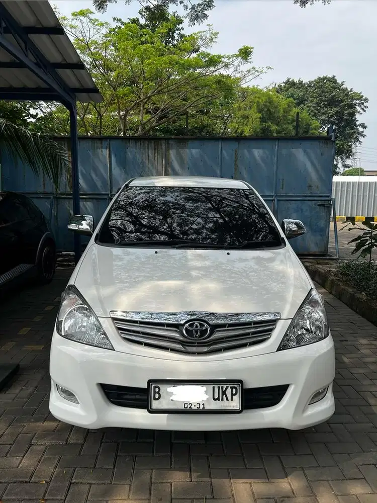 Toyota Kijang Innova 2011 Bensin SECOND