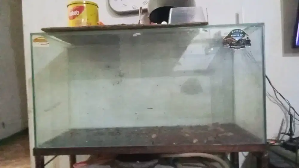 Jual  2 aquarium dan mejanya bagi yang berminat saja