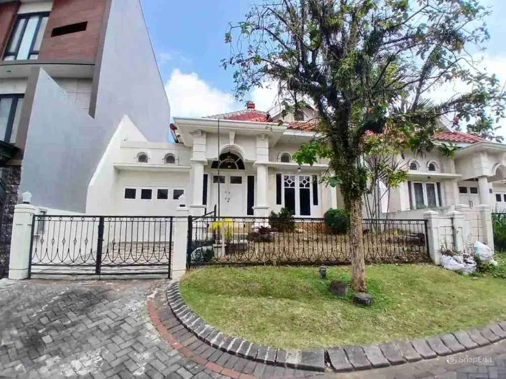 Rumah Luas 200 m² di Perumahan Istana Dieng Malang.