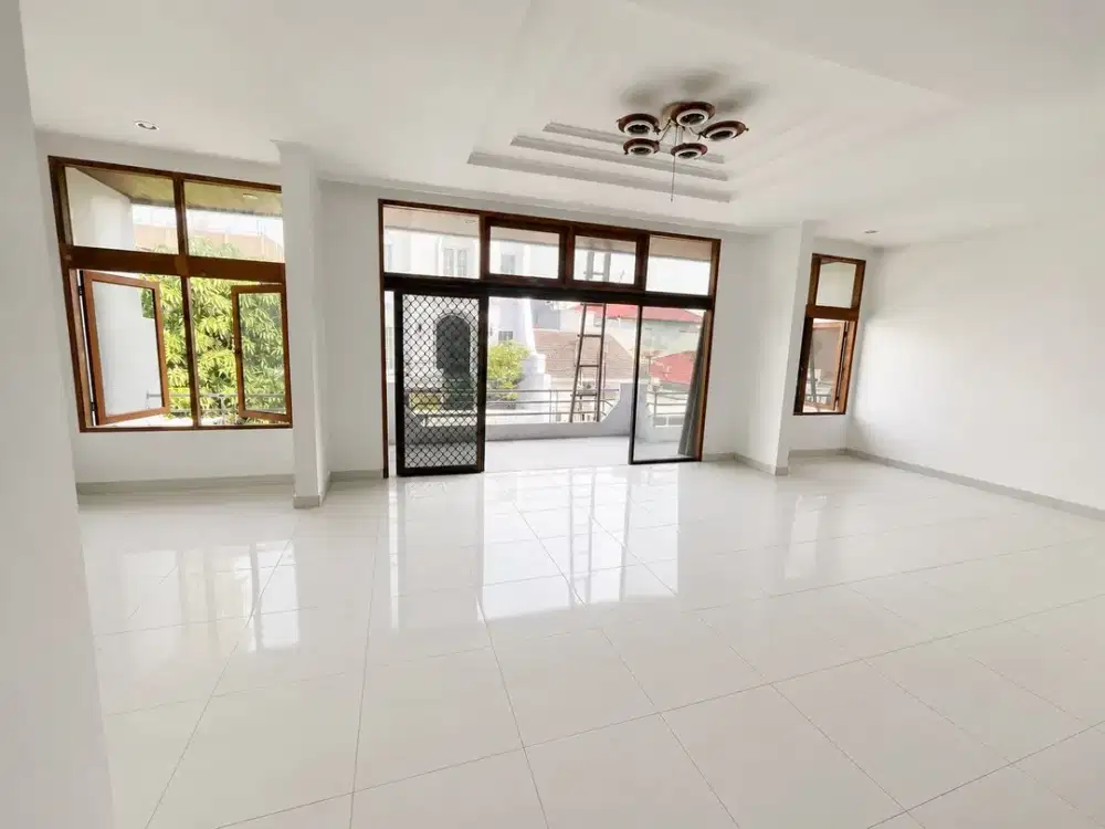 Di sewa Jarang ada !  Rumah Pluit sakti  4 kamar 10X25M , include 5AC
