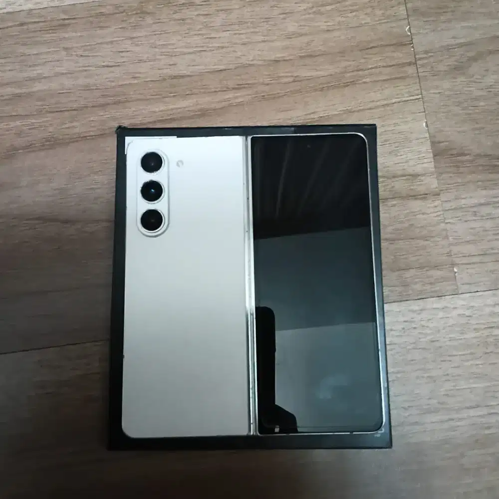 Samsung Galaxy Fold 5 Kapasitas 12/512 GB Warna Cream