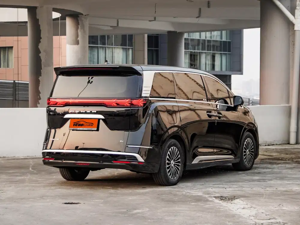 Denza D9 EV Matic 2025 hitam