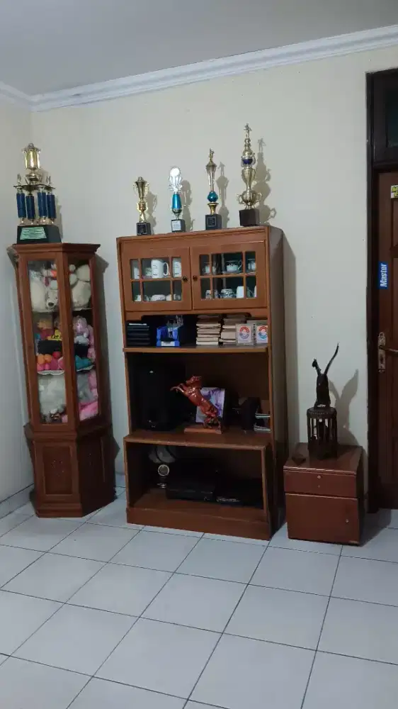 Maharin aja om tante lemari pajangan rmh