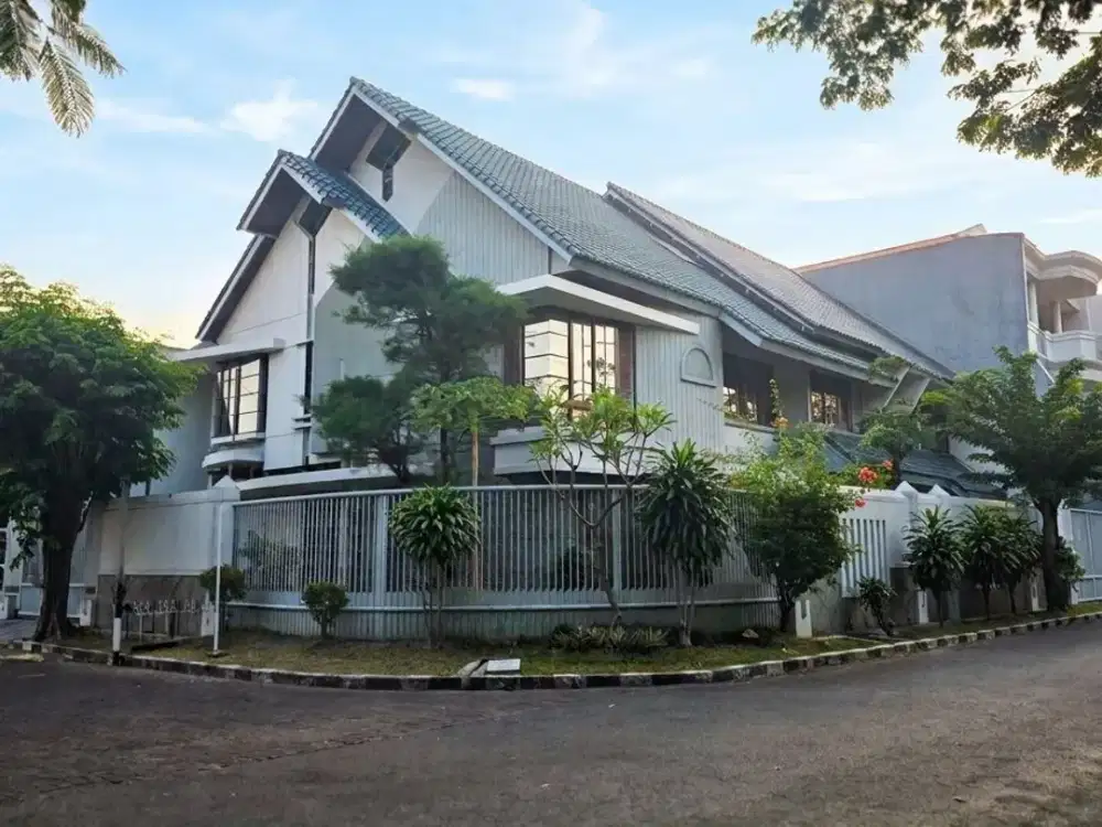 Rumah Manyar Tompotika STRATEGIS ROW 4 MOBIL