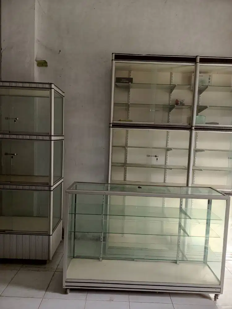 etalase lemari kaca aluminium