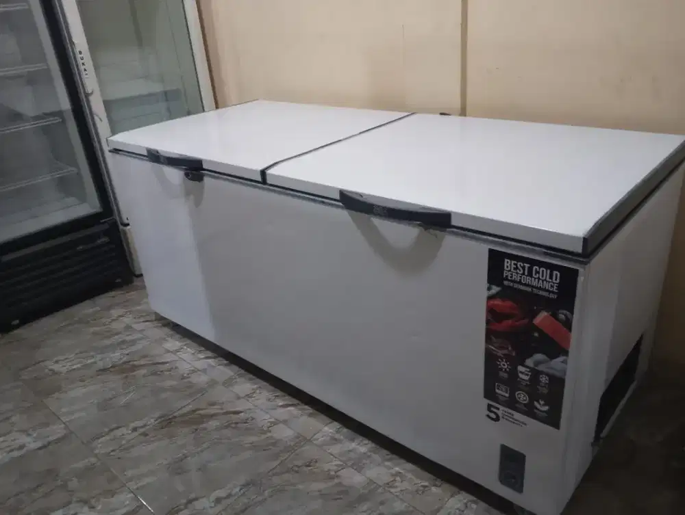 Frezeer box kapasitas 900L merk gea
