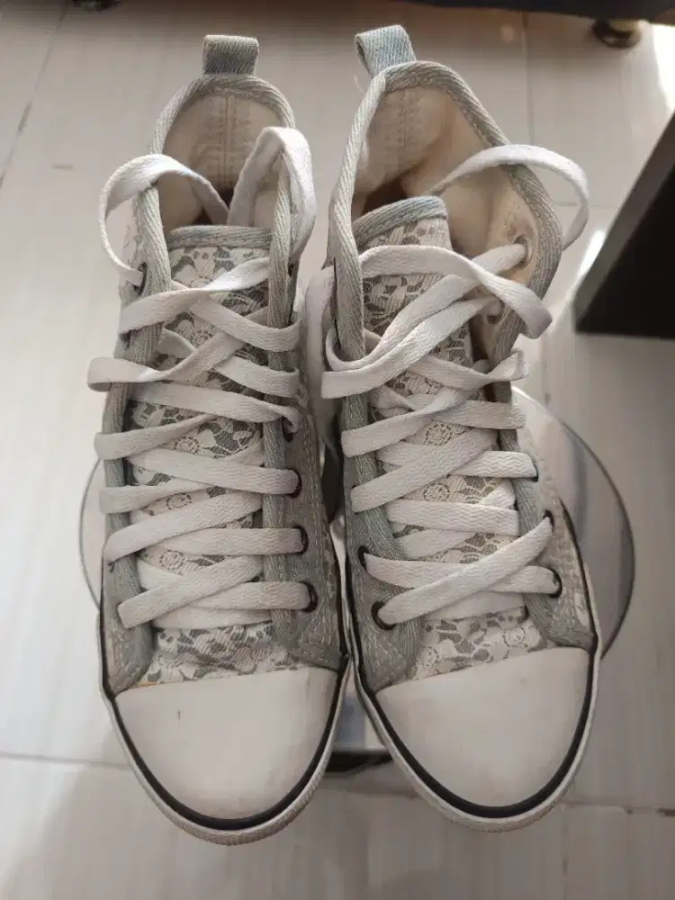 Sepatu Kanvas import