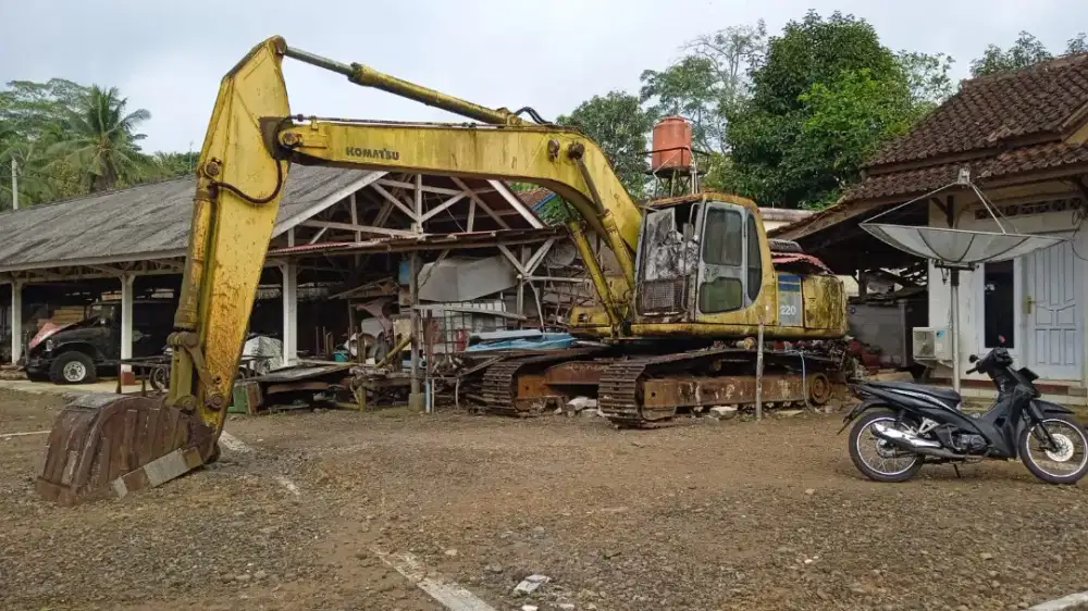EKSAPATOR KOMATSU PC 220