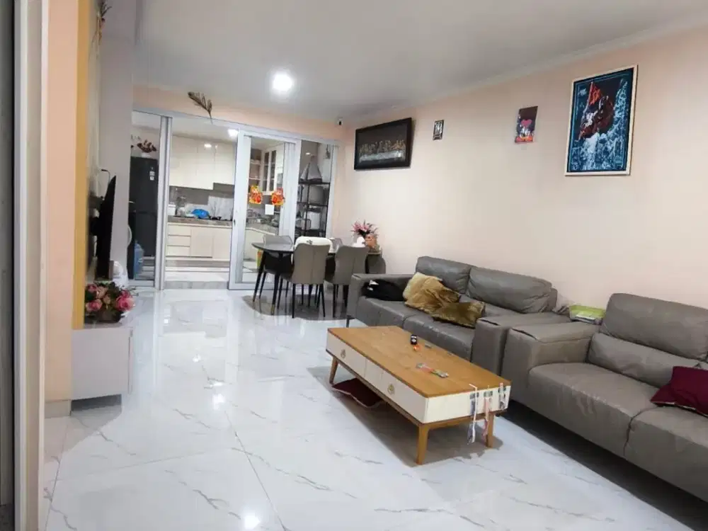 DIJUAL RUMAH BAGUS DAN TERAWAT FULL RENOVASI DI GREEN COURT CENGKARENG