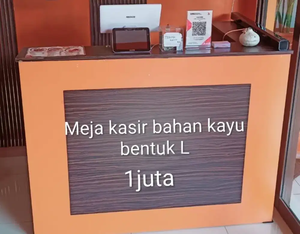 Meja kasir kayu