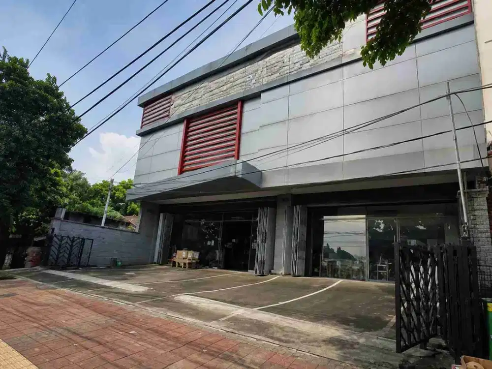 Disewakan ruko jalan pramuka raya ada lift barang