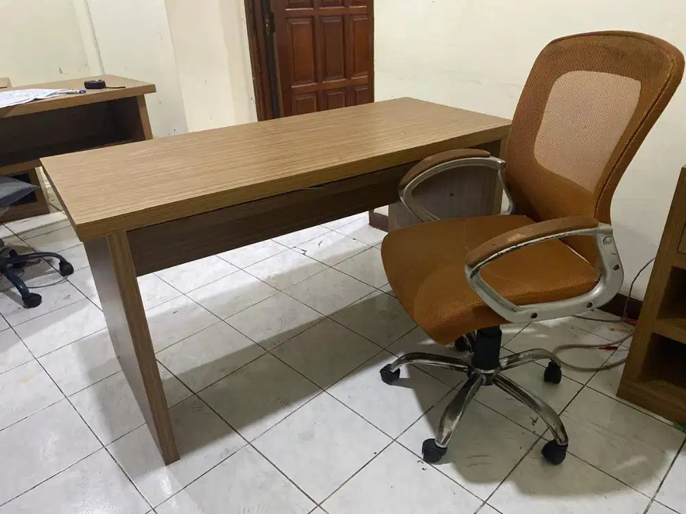 Meja Kantor Minimalis 140x60 + Kursi Kantor Mesh – Kondisi Bagus
